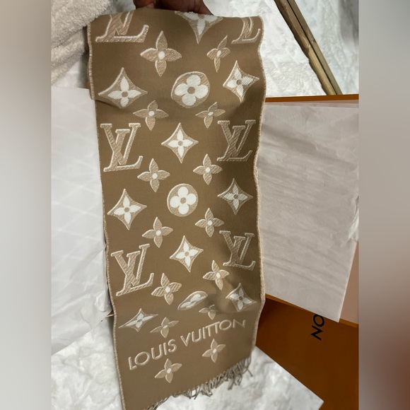 Louis Vuitton Scarf - Picture 2 of 4